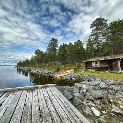 Family cabin by the lake at Haugen