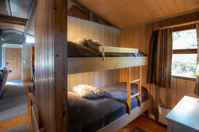 a room with two bunk beds in a cabin at Trysilfjellet Sør 17 in Trysil