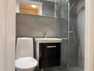 a bathroom with a toilet and a sink and a shower at Bitihorn fjellbris in Beitostøl