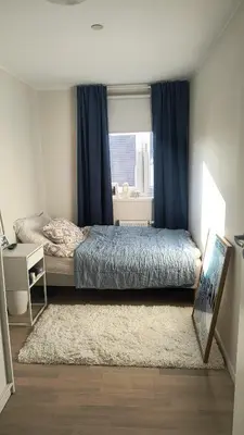 a bedroom with a bed and a window at Romslig og pen leilighet - sentral beliggenhet in Charlottenlund