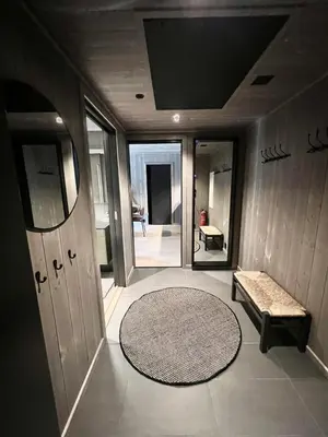 a hallway with a door and a rug and a bench at Hemsedal, sengeplass til 8, ski inn ski out in Hemsedal