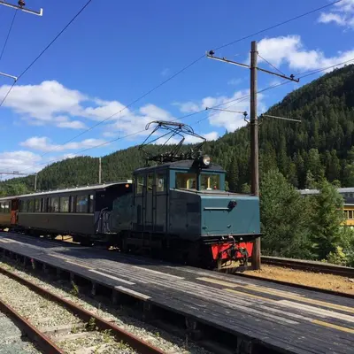 a train is traveling down the tracks at Bergmannshuset in Løkken