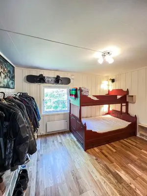 a room with two bunk beds and a window at FourGotten in Sel