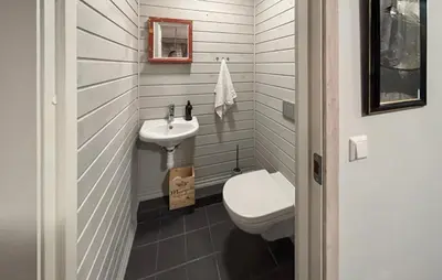 a bathroom with a toilet and a sink at Stunning Home In Torangsvåg in Skår