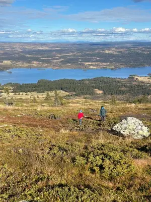 two people standing on top of a hill with a lake at Stor leilighet på Bualie, Golsfjellet in Gol