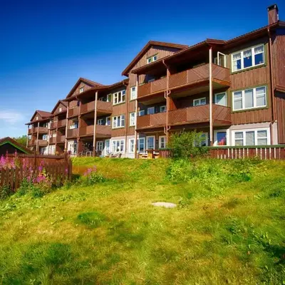 Stylish 4-Bedroom Apartment With Mountain Views!