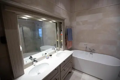 a bathroom with two sinks and a tub and a large mirror at Luxury And Comfort With Stunning Views in Beitostøl
