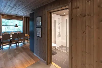 a dining room with a table and a bathroom at Trysiltunet 6A in Trysil