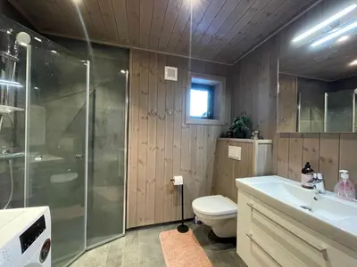a bathroom with a shower and a toilet and a sink at Hjertebo by Norgesbooking - cabin at Spåtind in Nord Torpa