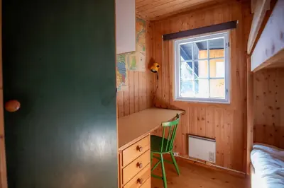 a small room with a green chair in a tiny house at Trysilfjellet Nord 637 in Trysil