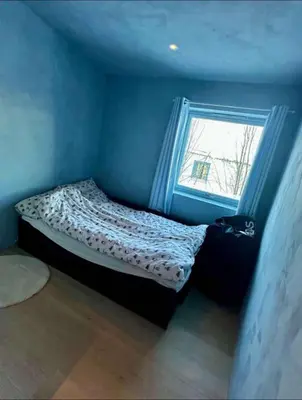 a small bedroom with a bed and a window at Ny leilighet med eget treningsstudio under ski-vm i Trondheim in Fannrem