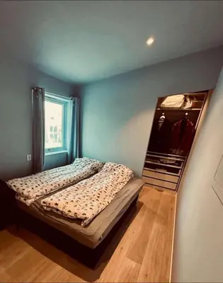 a bedroom with a bed in a room with a window at Ny leilighet med eget treningsstudio under ski-vm i Trondheim in Fannrem