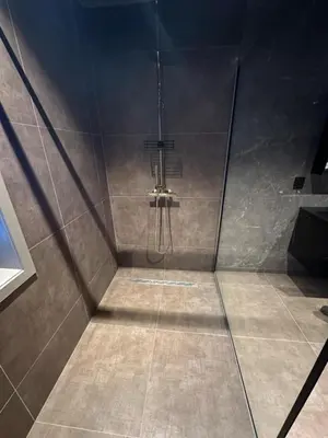 a shower with a glass door in a bathroom at Ny leilighet med eget treningsstudio under ski-vm i Trondheim in Fannrem