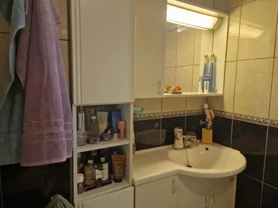a bathroom with a sink and a mirror at Flatåsensenteret in Kystad