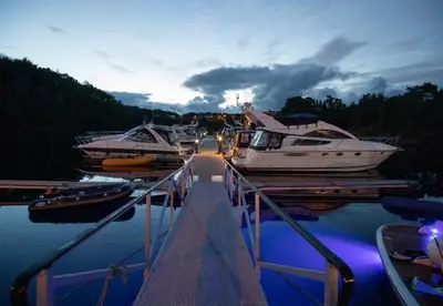 a group of boats are docked at a dock at Kulleseidkanalen gjestehamn in Bømlo