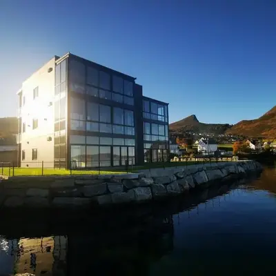 Stor og ny leilighet med fjordutsikt