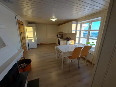 a kitchen and dining room with a table and chairs at Huset med utsikt til innsjøen -8 min til Gjøvik sentrum in Gjøvik