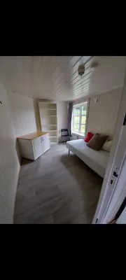 a small room with a couch and a window at Huset med utsikt til innsjøen -8 min til Gjøvik sentrum in Gjøvik
