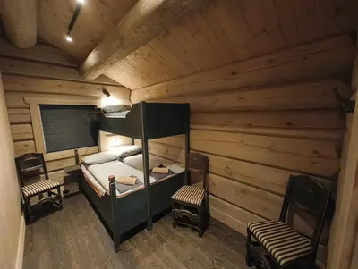 a room with a bunk bed in a log cabin at Bånseterlodgen in Favang
