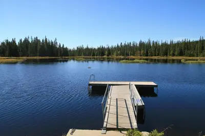 a dock in the middle of a lake at Sjusjøen Hytteutleie AS in Sjusjøen