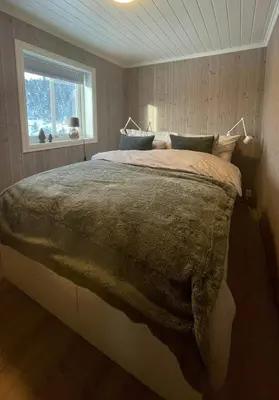 a large bed in a bedroom with a window at Cozy Cabin With Ski-Inout At Raulandsfjell in Rauland