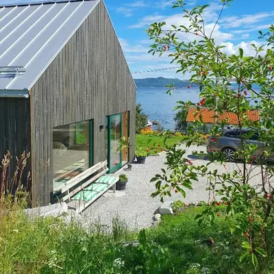 Architect-Designed Cabin With Beach Nearby