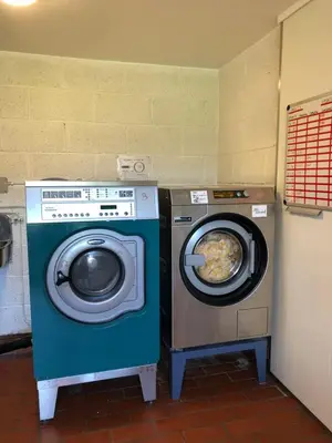 a washer and a washing machine in a room at Koselig rekkehus til leie under ski VM i Trondheim in Trondheim