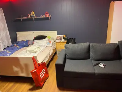 a living room with a bed and a couch at Hus til leie under VM 2025 in Ler