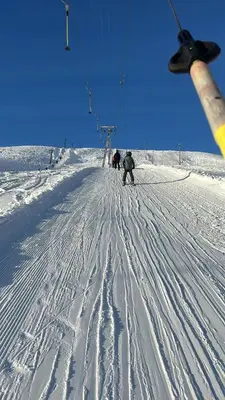 a group of people skiing down a snow covered slope at Leilighet i 1 etg Røldal in Håra