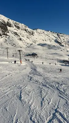 a group of people skiing down a snow covered slope at Leilighet i 1 etg Røldal in Håra