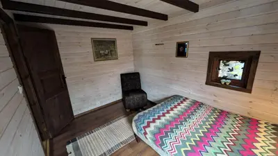 a corner of a room with a rug and a chair at Flott hytte i Vistdal, Romsdal in Myklebostad