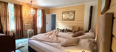 a bedroom with a large bed in a room at Nord-Garthus gård leilighet 1 in Hølera