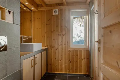 a bathroom with a sink and a window at Panoramautsikt i Valdres Perfekt for ski og fjellturer året rundt in Aurdal