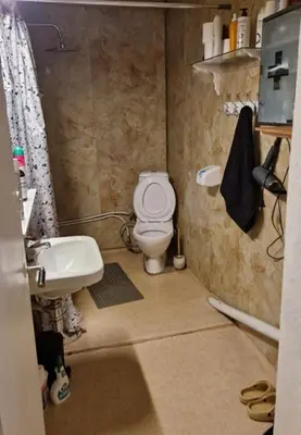 a small bathroom with a toilet and a sink at Holidays 4 rooms in Gol