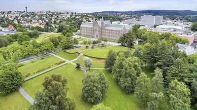 an aerial view of a park with a building at Du vil elske å bo her! Et lite, men koselig sted med perfekt beliggenhet! in Trondheim