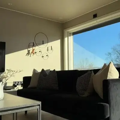 Stor enebolig med stor inngjerdet hage og lekestativ! Perfekt for barnefamilier