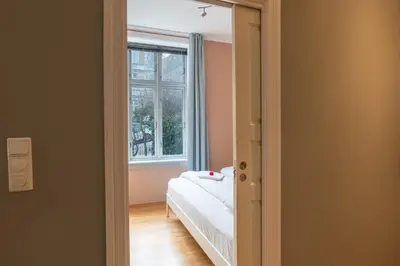 a bedroom with a bed and a window at Roomsly Apartments - Prime Location and Modern Comfort in Bergen
