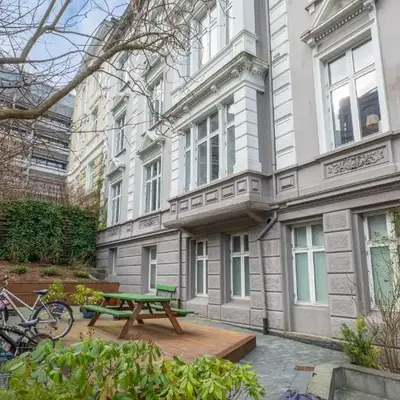 Roomsly Apartments - Prime Location and Modern Comfort