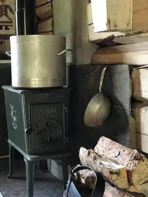 an old stove with a pot on top of it at Charming lodge from 1888 in Sel