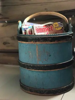 an old blue barrel filled with packets of marshmallows at Charming lodge from 1888 in Sel