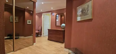 a room with a hallway with a mirror and a dresser at Midt i byn in Bergen
