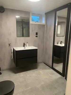 a bathroom with a sink and a mirror at Leilighet i under etasje in Lillehammer