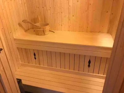 a wooden shelf in a sauna with a bucket at Bjønnhiet in Trysil