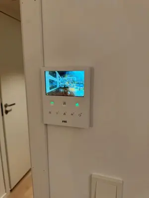 a tv on the wall of a room at Helt NY leilighet, Ytre Sandviken i Bergen in Bergen