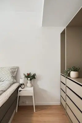 a bedroom with a bed and a table with plants at Helt NY leilighet, Ytre Sandviken i Bergen in Bergen