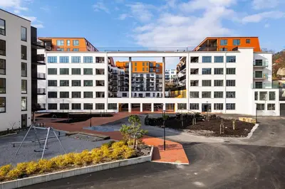 a large white building with a lot of windows at Helt NY leilighet, Ytre Sandviken i Bergen in Bergen