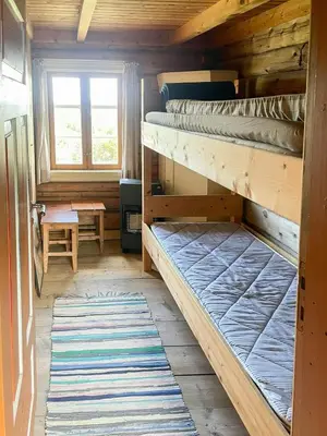 a room with two bunk beds in a cabin at Traditional Mountain Cabin Near Hallingskarvet in Torpo