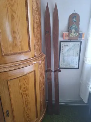 a wooden cabinet and a pair of skis in a room at Villa ved sjøen og fjellene in Myklebostad