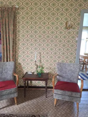 a living room with two chairs and a table at Villa ved sjøen og fjellene in Myklebostad