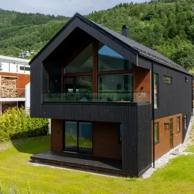 Top-Floor Lakefront Apartment near Ski Resort